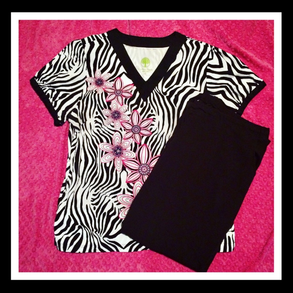 ❣️2/$20❣️ Patterned Scrub Top